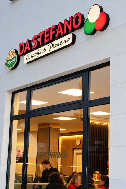 Eingang mit Leuchtschild Da Stefano Eiscafé & Pizzeria