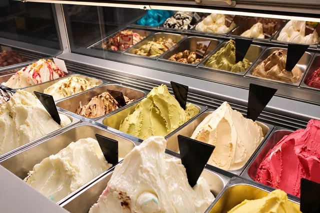 Auswahl an Eissorten mit Pistazie, Vanille und Fruchteis