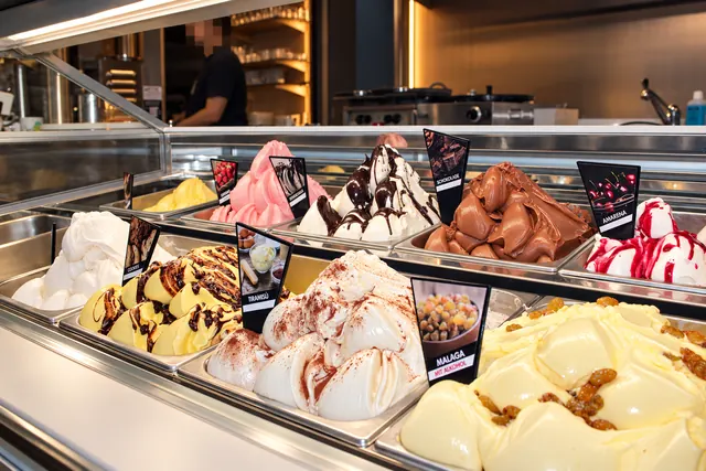 Eistheke im Da Stefano mit hausgemachten Eissorten und Sahnehauben