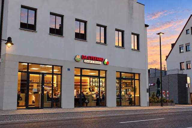 Fassade des Da Stefano Eiscafé & Pizzeria in Rain in der Abenddämmerung
