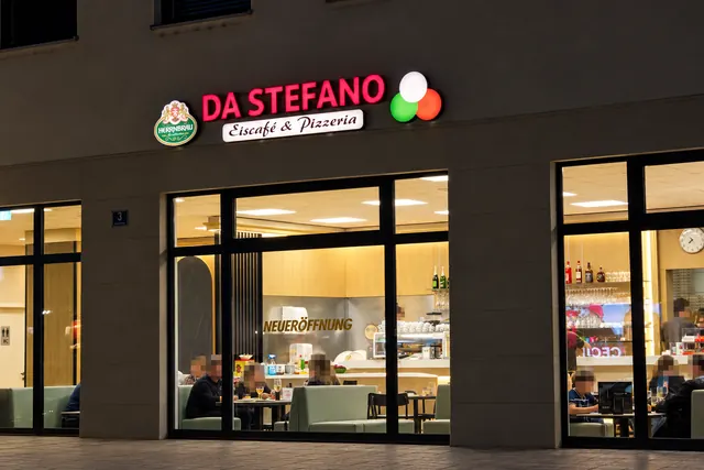 Beleuchtete Fassade des Da Stefano bei Nacht