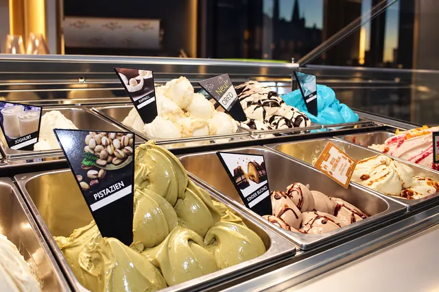 Cremiges Pistazieneis in der Eistheke