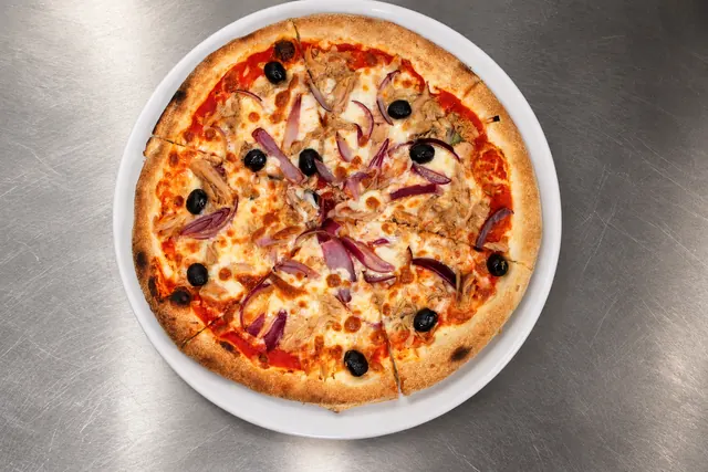 Pizza mit Thunfisch, roten Zwiebeln und Oliven